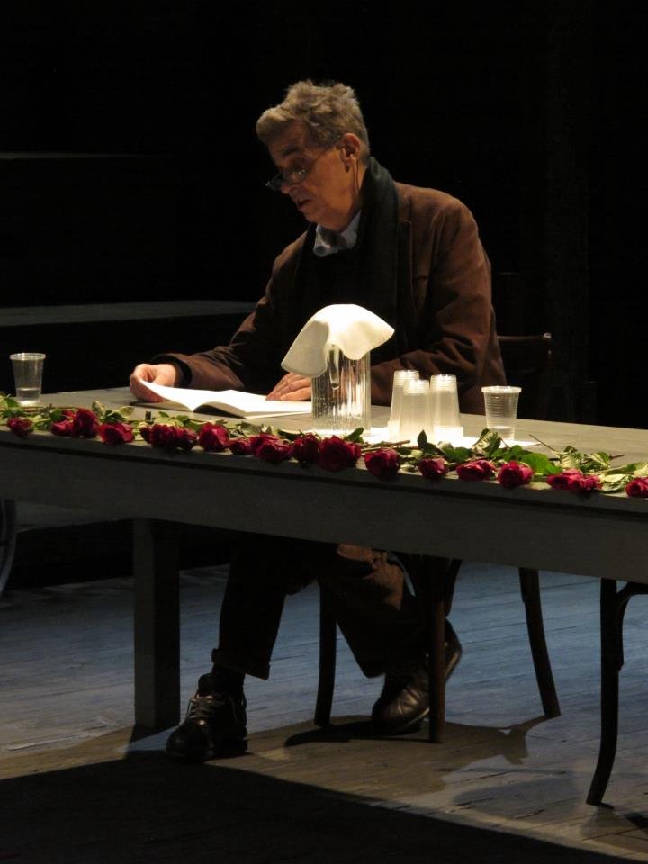 Η τελευταία δημόσια εμφάνιση του Λευτέρη Βογιατζή – Διαβάζοντας το Πένθιμο Μπλουζ [βίντεο & εικόνα] | iefimerida.gr 0