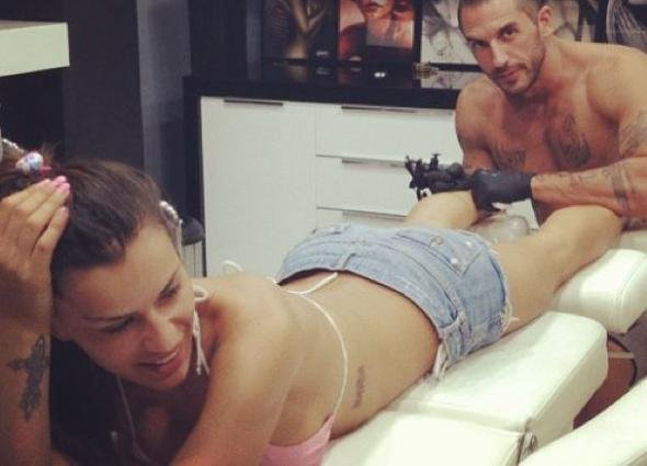 Η Χριστίνα Κολέτσα ξαπλωμένη, με καυτό σορτσάκι, χτυπά το νέο της τατουάζ [εικόνα] | iefimerida.gr 0