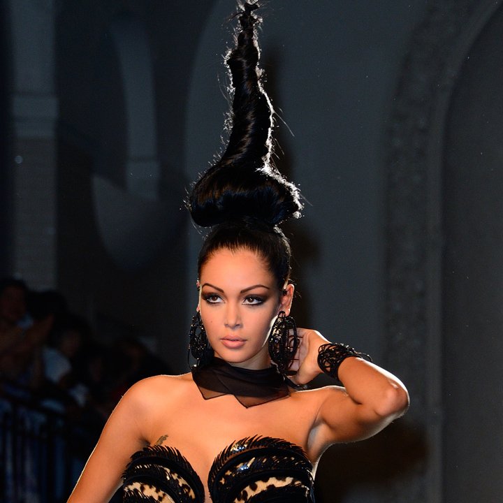 Tα μυτερά στήθη του Ζαν Πολ Γκοτιέ κάρφωσαν πάλι τη γαλλική μόδα [εικόνες] | iefimerida.gr 0