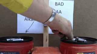 Απίστευτο κόλπο: Πώς να τσεκάρετε, χωρίς τον ειδικό μετρητή, αν μια μπαταρία είναι άδεια [εικόνα gif] | iefimerida.gr 0