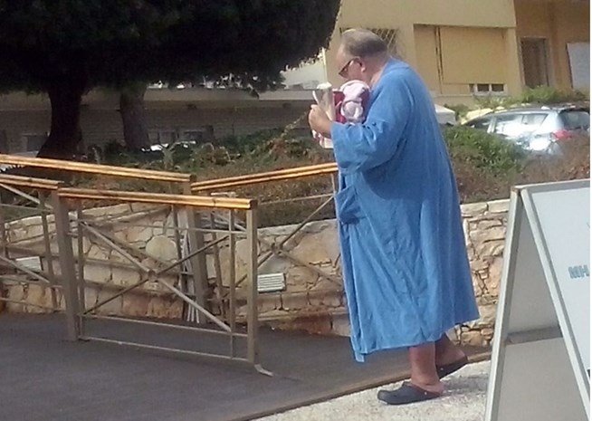 Ο Πάγκαλος με μπουρνούζι και σαμπό στη Βουλιαγμένη [εικόνα] | iefimerida.gr 0