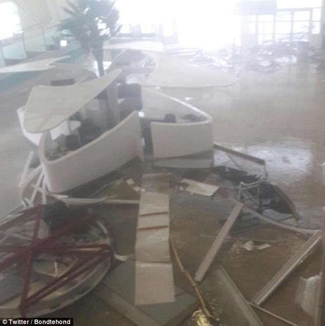 Η Ιρμα διέλυσε εντελώς το παγκοσμίως γνωστό αεροδρόμιο που τα αεροπλάνα περνούν ξυστά από τα κεφάλια των λουομένων! [βίντεο] | iefimerida.gr 1