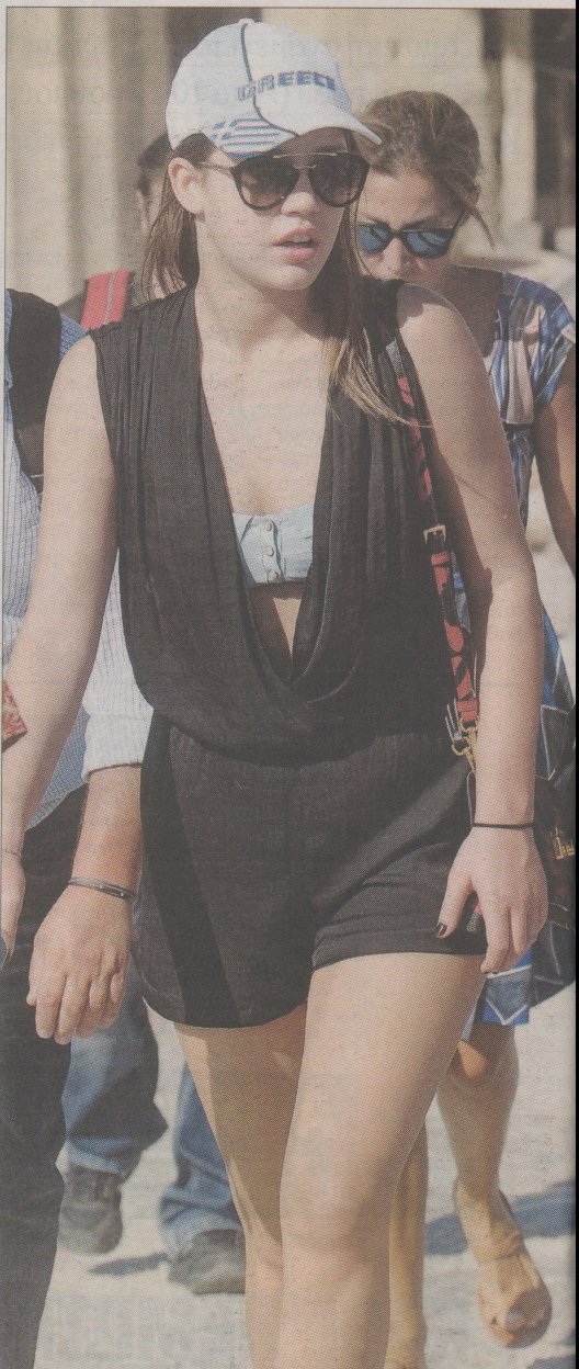 Η Αντέλ με σορτσάκι, τζιν τοπ και καπέλο Greece ανέβηκε στην Ακρόπολη [εικόνες] | iefimerida.gr 0