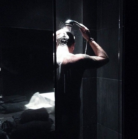 Γυμνός στο μπάνιο του φωτογραφήθηκε ο Γιώργος Μαζωνάκης [εικόνα] | iefimerida.gr 0