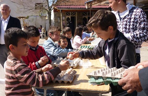 Το Πάσχα των Ελλήνων - Τα Μαζίδια, οι Κολλημάρες, οι Αυγομαχίες και η Ανάσταση σε νεκροταφεία [εικόνες]   | iefimerida.gr 0