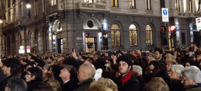 Πρωτόφαντες εικόνες: Κατά χιλιάδες οι Ιταλοί περικυκλώνουν τη Σκάλα του Μιλάνου για το τελευταίο αντίο στον μαέστρο Αμπάντο [εικόνες&βίντεο] | iefimerida.gr 3