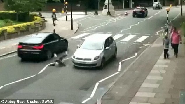 Ατύχημα-σοκ στην Abbey Road -Στη διάβαση που οι Beatles έκαναν διάσημη [εικόνες & βίντεο] | iefimerida.gr 4