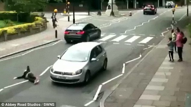 Ατύχημα-σοκ στην Abbey Road -Στη διάβαση που οι Beatles έκαναν διάσημη [εικόνες & βίντεο] | iefimerida.gr 5