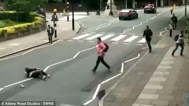 Ατύχημα-σοκ στην Abbey Road -Στη διάβαση που οι Beatles έκαναν διάσημη [εικόνες & βίντεο] | iefimerida.gr 6