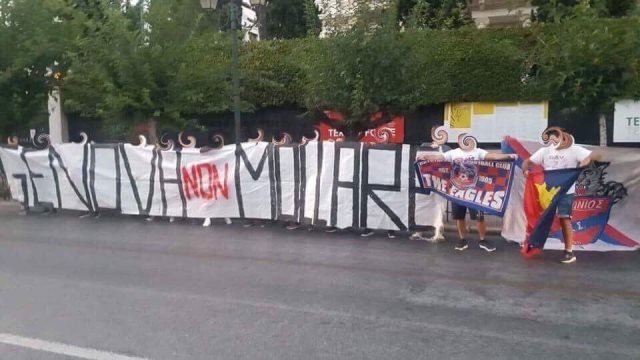 Οπαδοί του Πανιωνίου έκαναν το «ντου» στην πρεσβεία της Ιταλίας -Διαμαρτυρία για την κατάρρευση της γέφυρας στη Γένοβα | iefimerida.gr 0