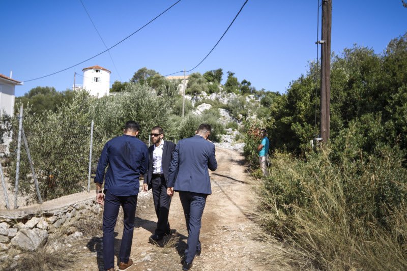 Aυστηρά μέτρα ασφαλείας είχαν ληφθεί στον δρόμο που οδηγούσε στο σημείο απ' όπου ο πρωθυπουργός απευθύνθηκε στον ελληνικό λαό