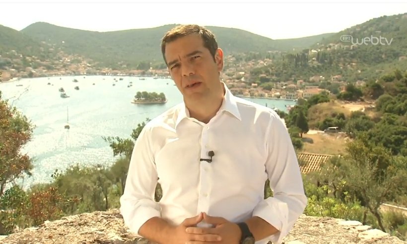 Από ένα αλώνι του κάστρου, με θέα το λιμάνι, το διάγγελμα Τσίπρα | iefimerida.gr 2