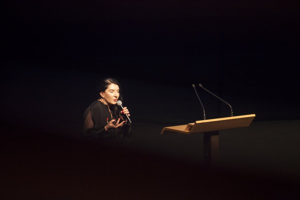 Σύζυγοι εφοπλιστών και εναλλακτικοί καλλιτέχνες, ξέπνοοι, κάθισαν δίπλα-δίπλα για χάρη της ομιλίας της Αμπράμοβιτς στην Αθήνα [εικόνες&βίντεο] | iefimerida.gr 6