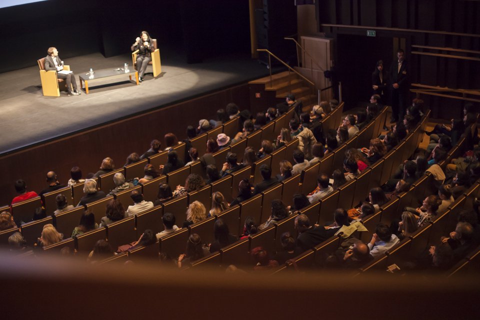 Σύζυγοι εφοπλιστών και εναλλακτικοί καλλιτέχνες, ξέπνοοι, κάθισαν δίπλα-δίπλα για χάρη της ομιλίας της Αμπράμοβιτς στην Αθήνα [εικόνες&βίντεο] | iefimerida.gr 5