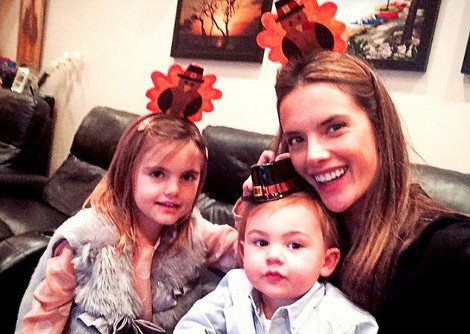 Η Αλεσάνδρα Αμπρόζιο στολίζει το Χριστουγεννιάτικο δέντρο με τα οπίσθιά της στη φόρα [εικόνες] | iefimerida.gr 1