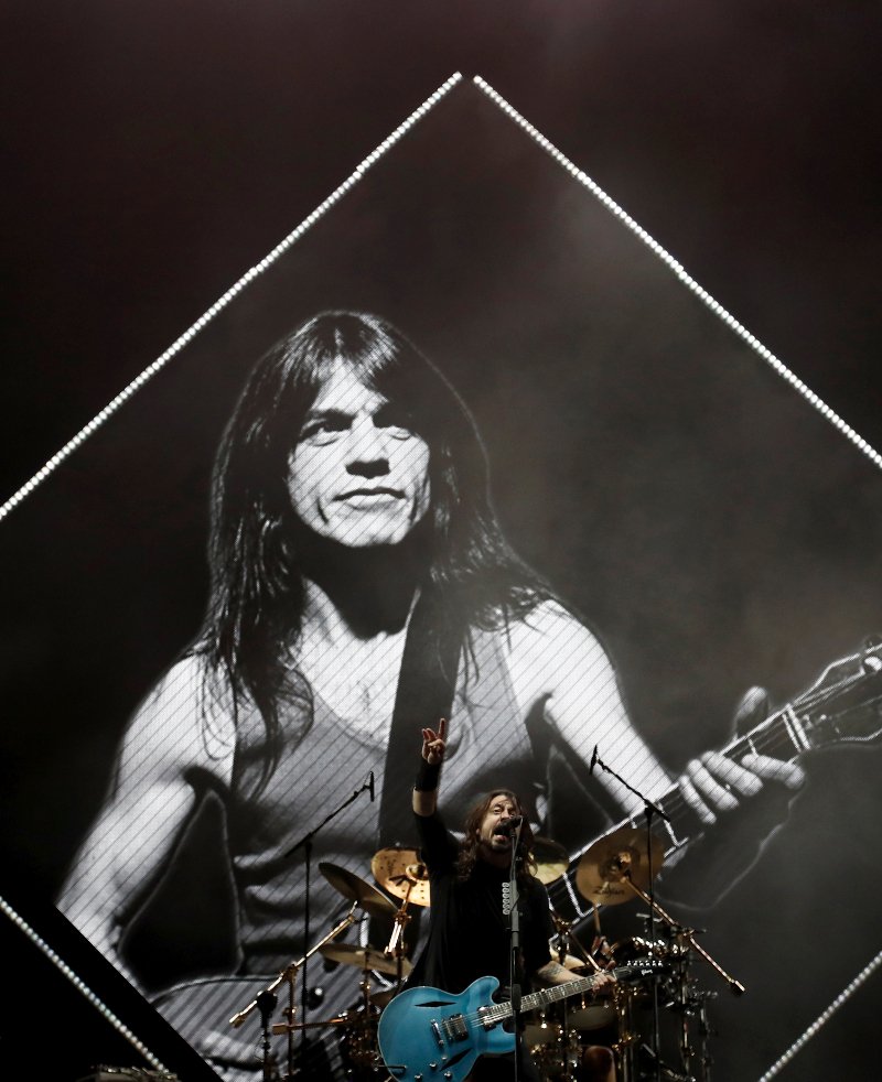 Με την κιθάρα του κηδεύτηκε ο θρύλος της ροκ και των AC/DC, Μάλκολμ Γιανγκ [εικόνες] | iefimerida.gr 2