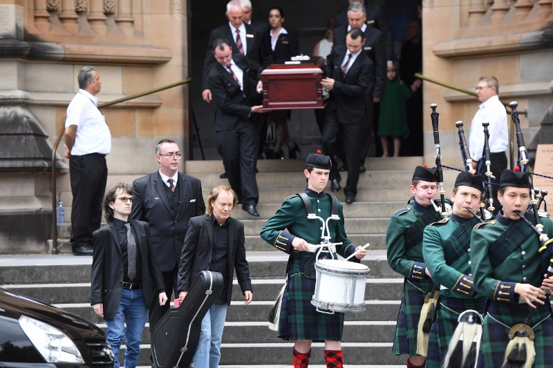 Με την κιθάρα του κηδεύτηκε ο θρύλος της ροκ και των AC/DC, Μάλκολμ Γιανγκ [εικόνες] | iefimerida.gr 0