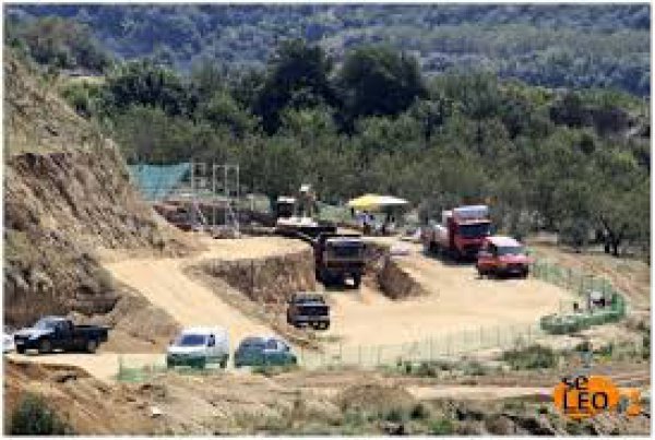 Ενταση στην Αμφίπολη: Ο δήμαρχος εμπόδισε την επίσκεψη του Αμερικανού πρέσβη με γκρέιντερ! | iefimerida.gr 0