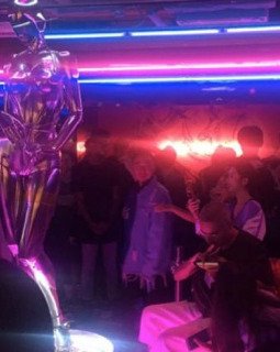 Πήγαν σε πάρτι και έπαθαν ηλιακά εγκαύματα από τα φώτα! | iefimerida.gr 0