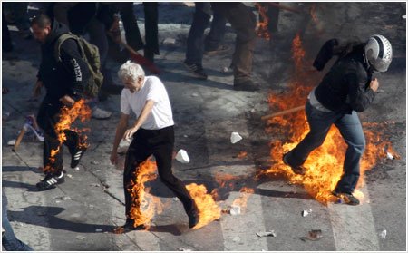 Σοκ από τις εικόνες ωμής βίας - Θεατής η αστυνομία | iefimerida.gr 5