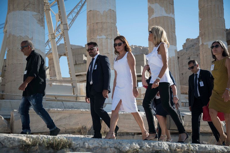 Η Περιστέρα ξεναγεί την Μπριζίτ στην Ακρόπολη -«Χαίρομαι που είμαι εδώ» είπε η κυρία Μακρόν [εικόνες & βίντεο] | iefimerida.gr 3