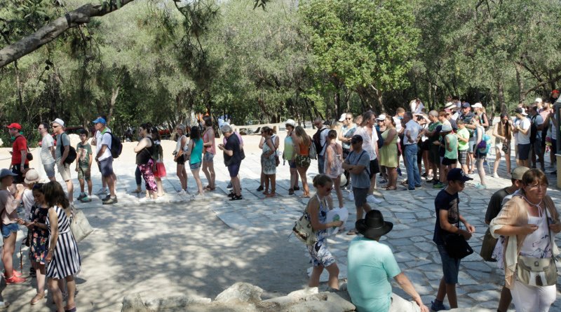 Χαμός στη Διονυσίου Αρεοπαγίτου -Κοσμοσυρροή τουριστών για να ανέβουν στην Ακρόπολη [εικόνες] | iefimerida.gr 0