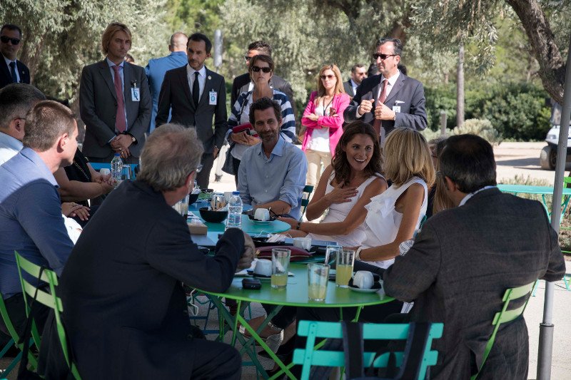 Κομψή Περιστέρα στα λευκά, μαζί με την Μπριζίτ στο «Σταύρος Νιάρχος» [εικόνες] | iefimerida.gr 12