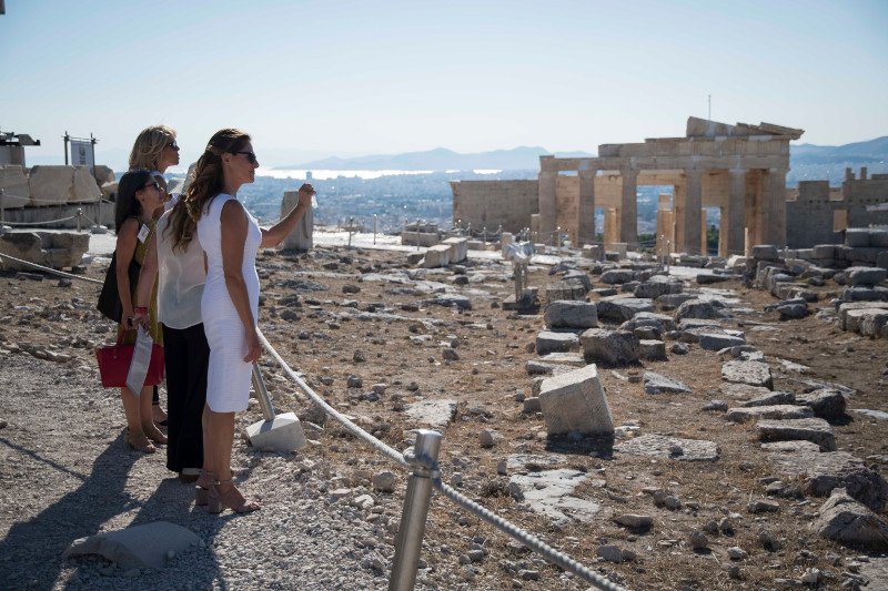 Η Περιστέρα ξεναγεί την Μπριζίτ στην Ακρόπολη -«Χαίρομαι που είμαι εδώ» είπε η κυρία Μακρόν [εικόνες & βίντεο] | iefimerida.gr 1