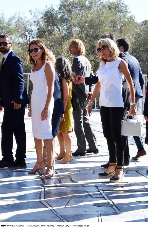 Η Περιστέρα ξεναγεί την Μπριζίτ στην Ακρόπολη -«Χαίρομαι που είμαι εδώ» είπε η κυρία Μακρόν [εικόνες & βίντεο] | iefimerida.gr 8