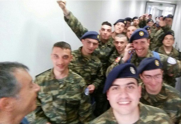 Φαντάροι περικύκλωσαν τον Σταύρο Θεοδωράκη στο αεροδρόμιο για... selfies [εικόνες] | iefimerida.gr 1