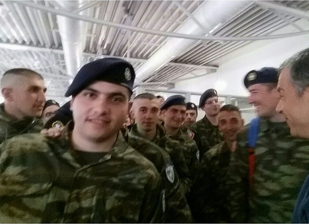 Φαντάροι περικύκλωσαν τον Σταύρο Θεοδωράκη στο αεροδρόμιο για... selfies [εικόνες] | iefimerida.gr 2