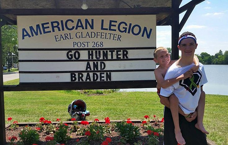 Πορεία αγάπης - Κουβάλησε τον άρρωστο αδελφό του στην πλάτη για 91 χλμ. για καλό σκοπό [εικόνες]  | iefimerida.gr 0