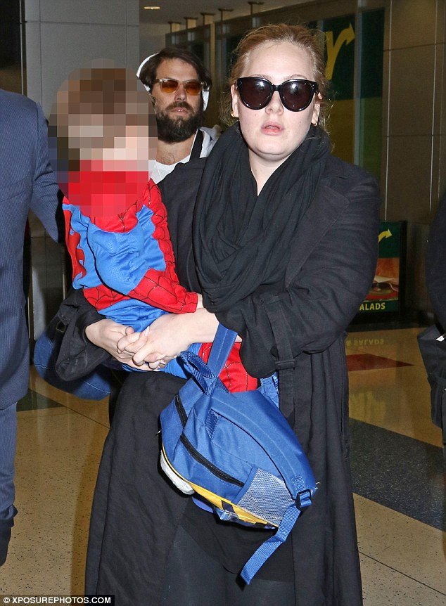 Αντέλ: Μια σπάνια εμφάνιση με τον 3χρονο γιο της [εικόνες]  | iefimerida.gr 1