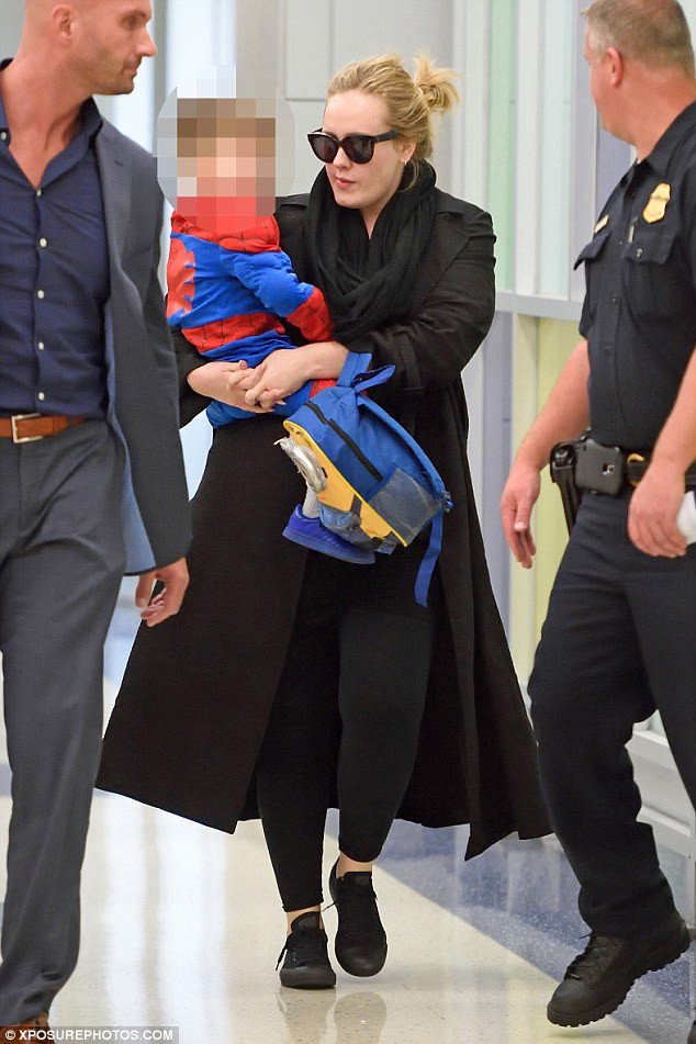 Αντέλ: Μια σπάνια εμφάνιση με τον 3χρονο γιο της [εικόνες]  | iefimerida.gr 2