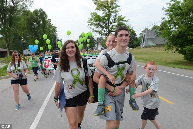 Πορεία αγάπης - Κουβάλησε τον άρρωστο αδελφό του στην πλάτη για 91 χλμ. για καλό σκοπό [εικόνες]  | iefimerida.gr 3