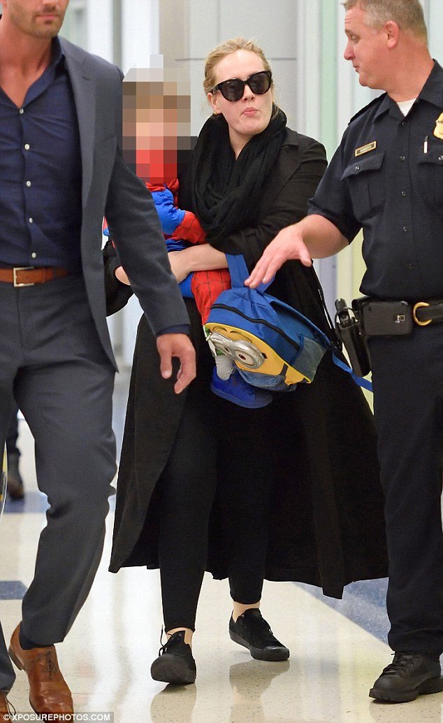 Αντέλ: Μια σπάνια εμφάνιση με τον 3χρονο γιο της [εικόνες]  | iefimerida.gr 3