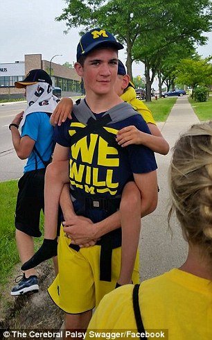 Πορεία αγάπης - Κουβάλησε τον άρρωστο αδελφό του στην πλάτη για 91 χλμ. για καλό σκοπό [εικόνες]  | iefimerida.gr 4