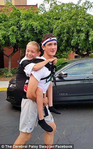 Πορεία αγάπης - Κουβάλησε τον άρρωστο αδελφό του στην πλάτη για 91 χλμ. για καλό σκοπό [εικόνες]  | iefimerida.gr 5