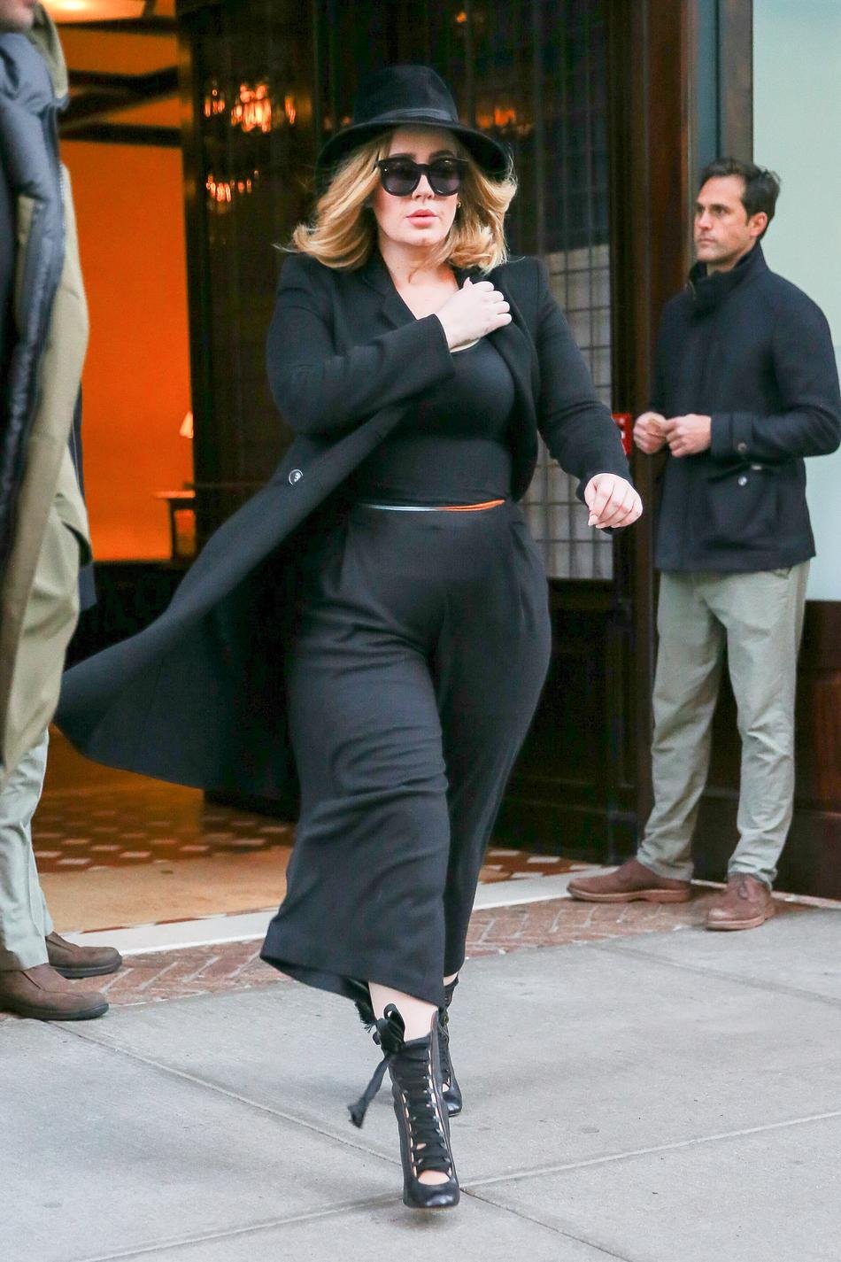 Adele: Πώς κατάφερε με τα χρόνια να κρύβει τα κιλά της [εικόνες] | iefimerida.gr 9