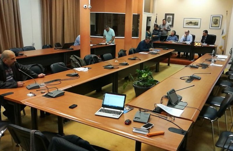 Xίος: Ενταση στο δημοτικό συμβούλιο -Αποχώρησαν όταν άρχισαν να μιλούν μέλη της ΧΑ [εικόνες & βίντεο] | iefimerida.gr 3