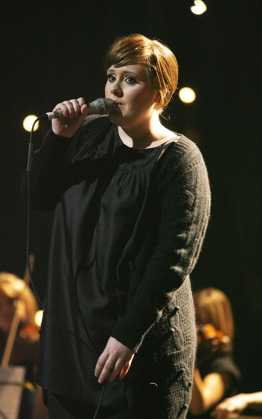 Adele: Πώς κατάφερε με τα χρόνια να κρύβει τα κιλά της [εικόνες] | iefimerida.gr 2