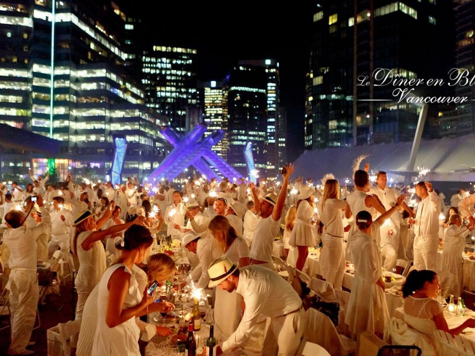 Δείπνο στα λευκά: Το ραντεβού που δίνουν χιλιάδες άγνωστοι, στο κέντρο μεγάλων πόλεων, για να φάνε μαζί [εικόνες] | iefimerida.gr 7