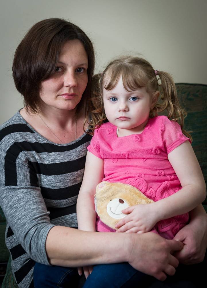 Παράξενος εθισμός: Η 4χρονη που τρώει μανιακά χαλιά και άμμο [εικόνες] | iefimerida.gr 0