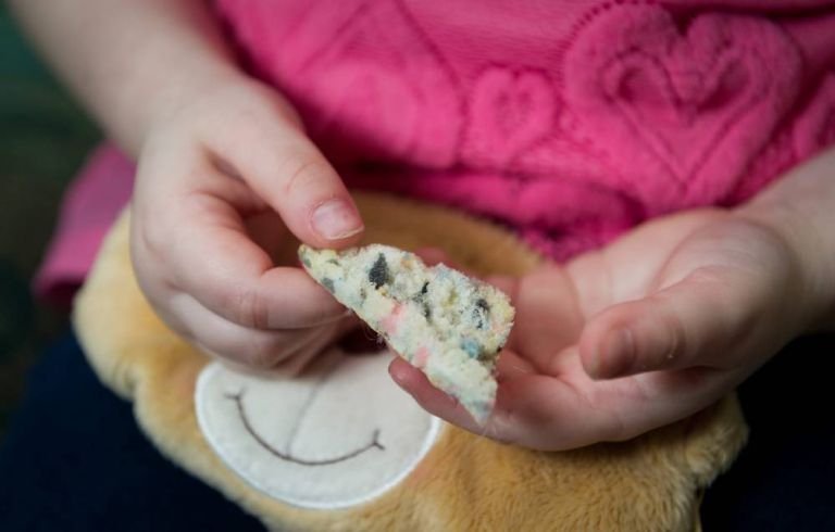 Παράξενος εθισμός: Η 4χρονη που τρώει μανιακά χαλιά και άμμο [εικόνες] | iefimerida.gr 2