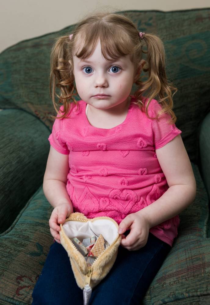 Παράξενος εθισμός: Η 4χρονη που τρώει μανιακά χαλιά και άμμο [εικόνες] | iefimerida.gr 3