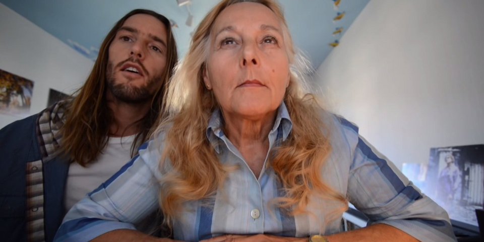 Γιος ψάχνει σύντροφο στην 50χρονη μητέρα του [βίντεο] | iefimerida.gr 0