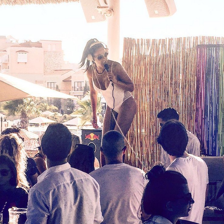 Εύη Αδάμ: Με άσπρο μαγιό ανεβασμένη στη μπάρα σε κλαμπ της Τουρκίας -Κάνει την dj [εικόνες]  | iefimerida.gr 0