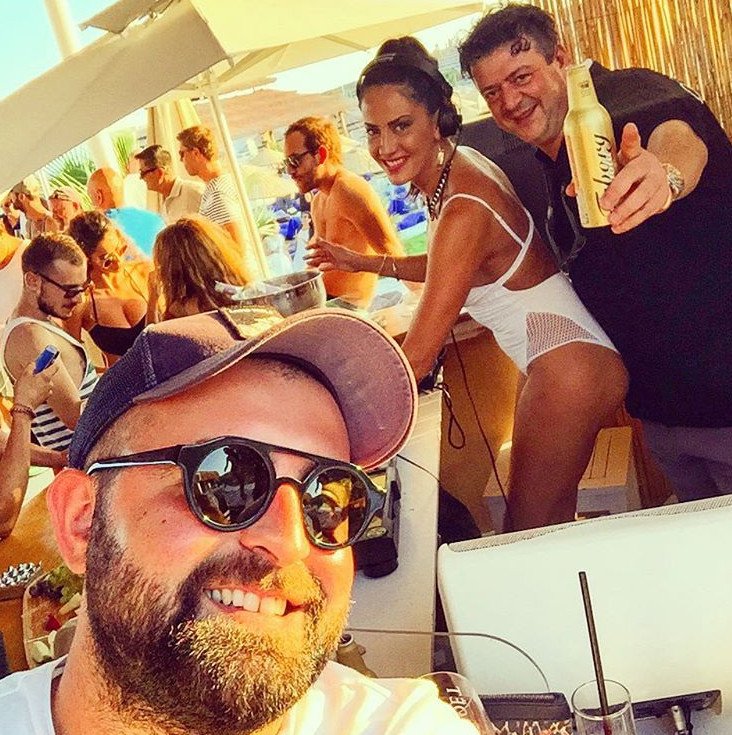 Εύη Αδάμ: Με άσπρο μαγιό ανεβασμένη στη μπάρα σε κλαμπ της Τουρκίας -Κάνει την dj [εικόνες]  | iefimerida.gr 1