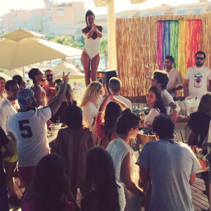 Εύη Αδάμ: Με άσπρο μαγιό ανεβασμένη στη μπάρα σε κλαμπ της Τουρκίας -Κάνει την dj [εικόνες]  | iefimerida.gr 3