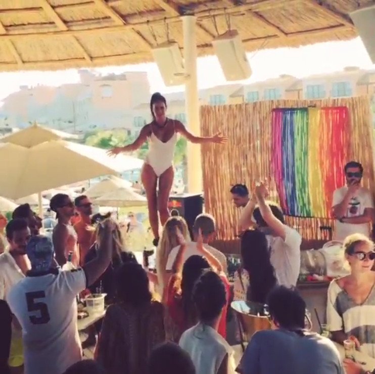 Εύη Αδάμ: Με άσπρο μαγιό ανεβασμένη στη μπάρα σε κλαμπ της Τουρκίας -Κάνει την dj [εικόνες]  | iefimerida.gr 4